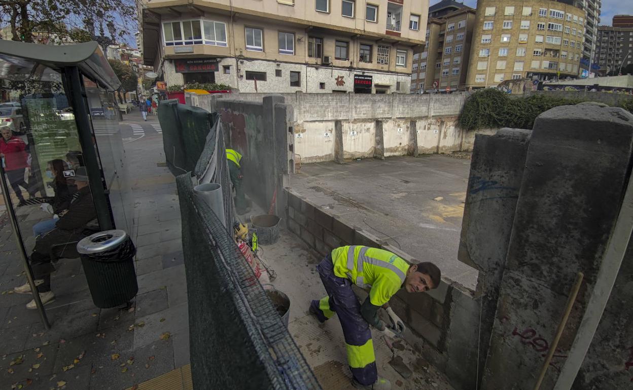 Imagen de los trabajos abordados en el perímetro del muro que rodea la parcela de Casimiro Sainz. ¡