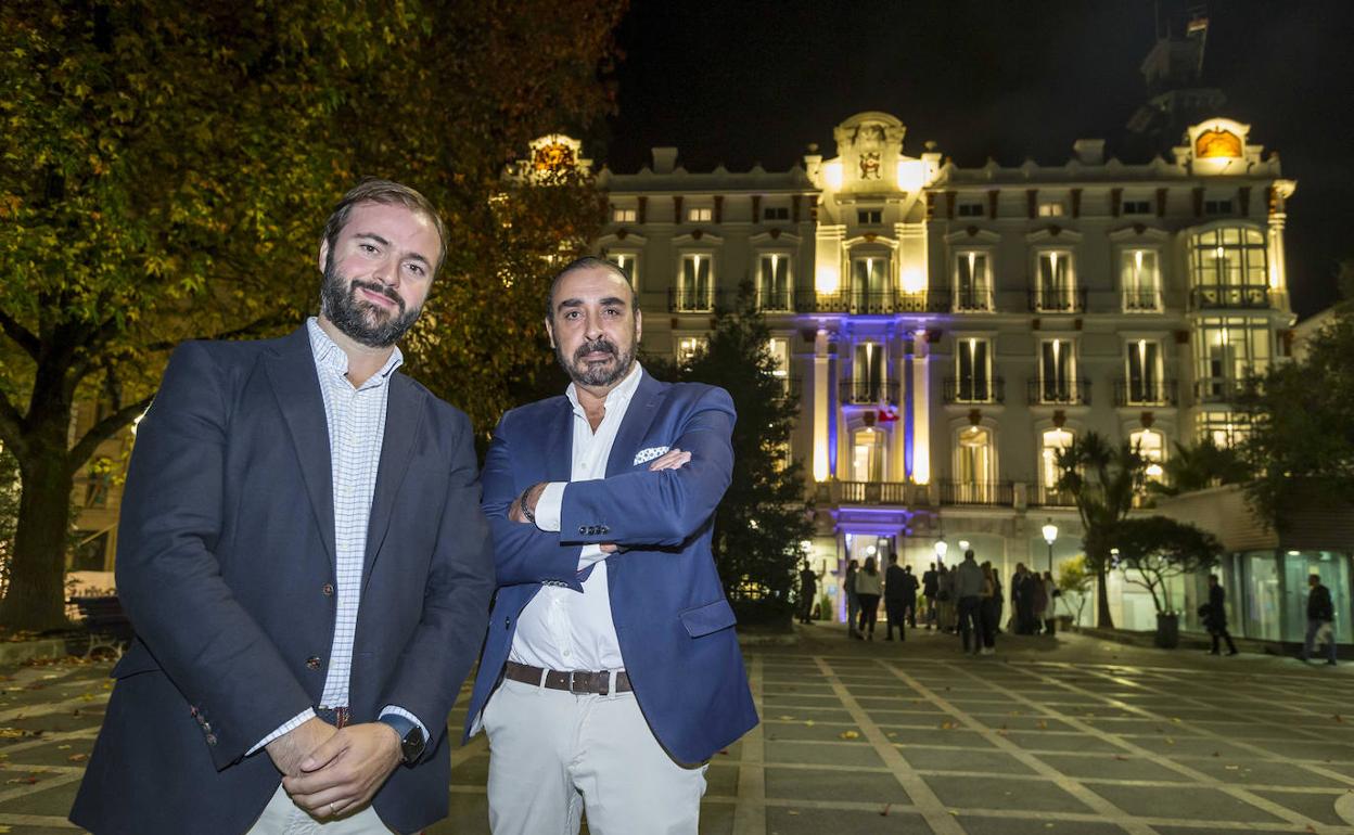 Gonzalo Armenteros y Antonio Gordillo, delante del nuevo hotel Palacio de Pombo. 