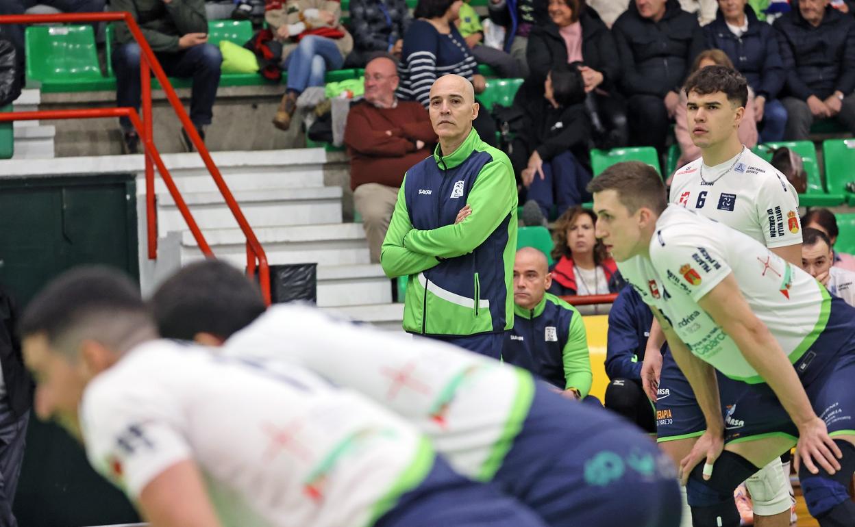 Marcelo Benavídez observa a sus jugadores en el partido ante el Melilla. 