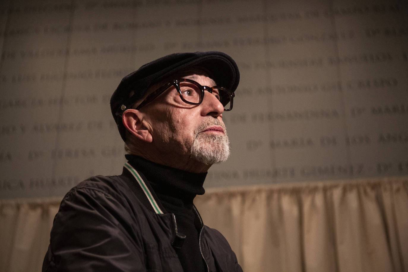 El diseñador Antonio Alvarado, durante la presentación de la exposición sobre su carrera, 'Baja costura', en el Museo del Traje, en Madrid. 