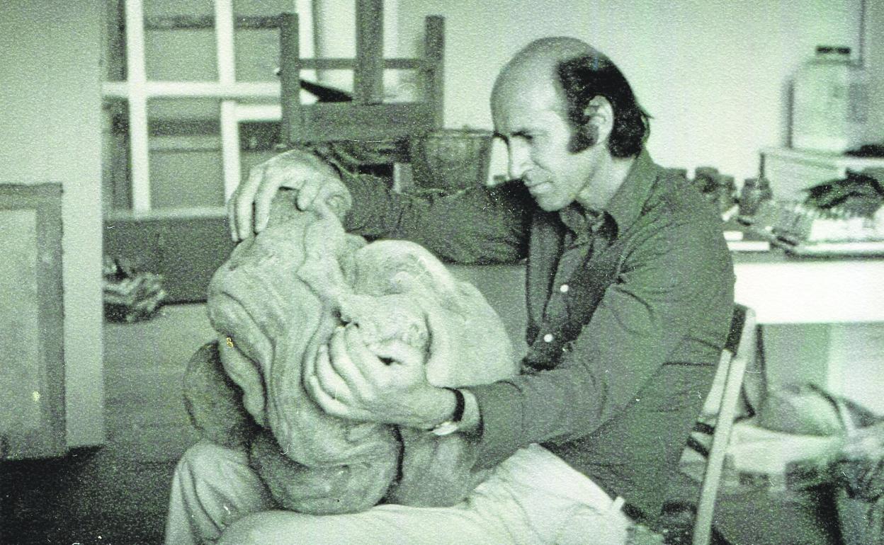 El artista Enrique Gran retratado en su taller en una imagen inédita cedida por la Fundación del pintor fallecido en 1999. 
