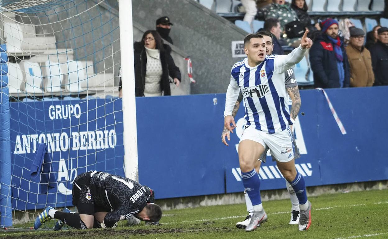 Tobar, de la Gimnástica, celebra su gol ante el Lagreo en El Malecón.