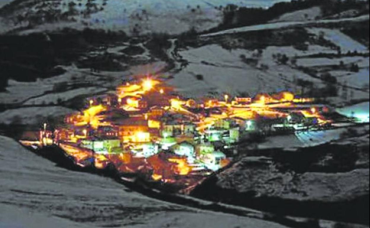 Vista de Puente Pumar, completamente iluminado de noche.