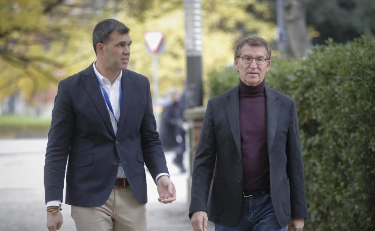 El presidente del PP, Alberto Núñez Feijóo, y el nuevo líder popular navarro, Javier García 