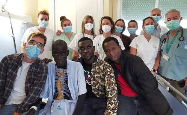 El cardiólogo Rafael Bravo (izquierda), posa junto a Ablaye, Cheikh y Mamadou y el resto del personal del hospital Costa del Sol.