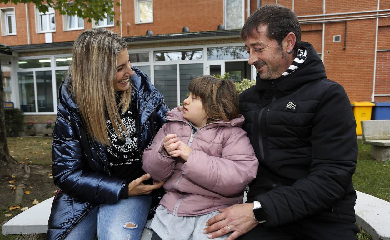 «Ella no habla, pero nos dice muchísimas cosas». Alba se sienta con sus padres, Marta Abascal y Jonatan Illera, a la salida del CEE Fernando Arce de Torrelavega .