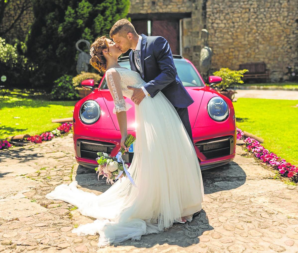 Marina Polanco y Diego Fernández celebraron su boda el pasado 28 de mayo en Suances. La novia tuvo que esconderse durante un cuarto de hora en un callejón cercano a la finca en la que celebraron la boda hasta que llegó el autobús con los invitados. 