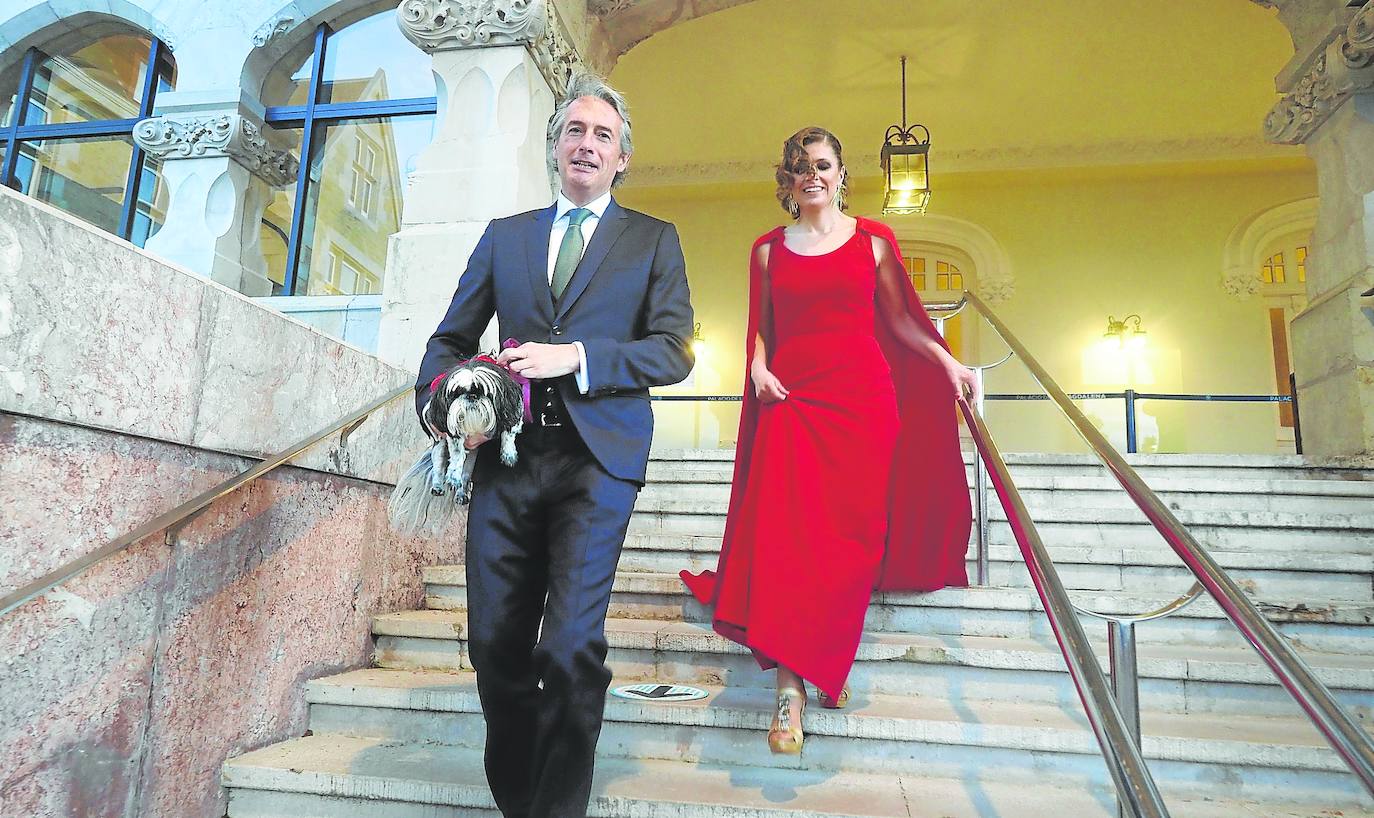 Convertidos ya en marido y mujer, Íñigo de la Serna –con su perra Lula en sus brazos– y Noelia Mancebo, abandonan el Palacio de La Magdalena por las escaleras de la fachada norte para dirigirse al restaurante de El Sardinero en el que celebraron su boda el pasado 12 de marzo.