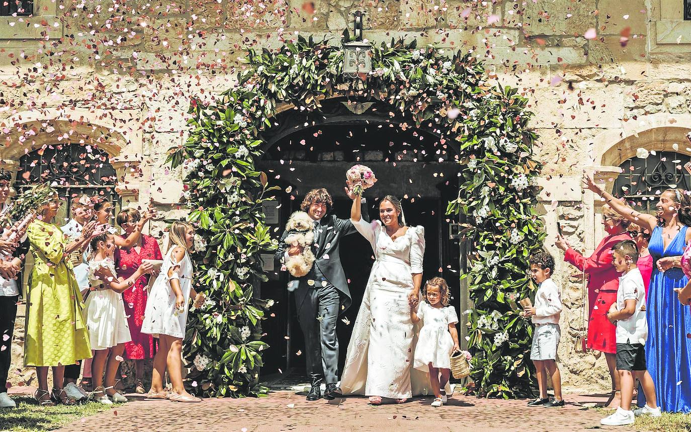 Andrea Herrero y Víctor Serrano se casaron en la iglesia de Latas el pasado 6 de agosto y al enlace asistió su hija Cayetana de tres años que fue la dama de honor, y su perro Vian. Madre e hija llevaron vestidos confeccionados con la misma tela. 