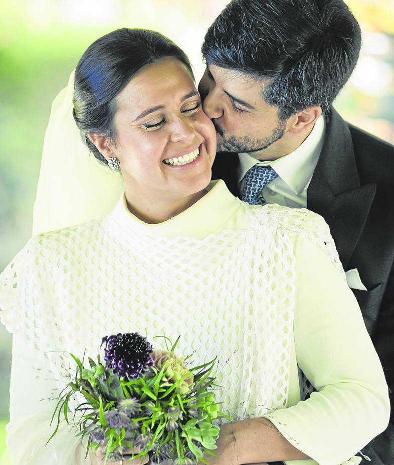 La santanderina Elena Bernardo y Gabriel González se casaron el 28 de octubre en Madrid, en la iglesia Nuestra Señora del Pilar. La novia lució un recogido que resaltaba los pendientes de oro blanco de la colección Muñiz 1935. 