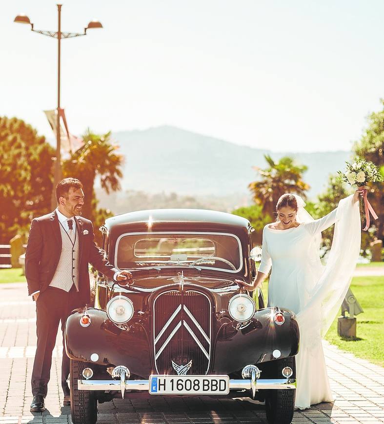 Irene Santamaría y Javier Fernández contrajeron matrimonio el pasado 10 de septiembre en la iglesia del Sagrado Corazón de Jesús de Santander. «Fue el día más emocionante, intenso, bonito y divertido de nuestras vidas», recuerda la pareja que alquiló este Citroën 11 de los años 50. 