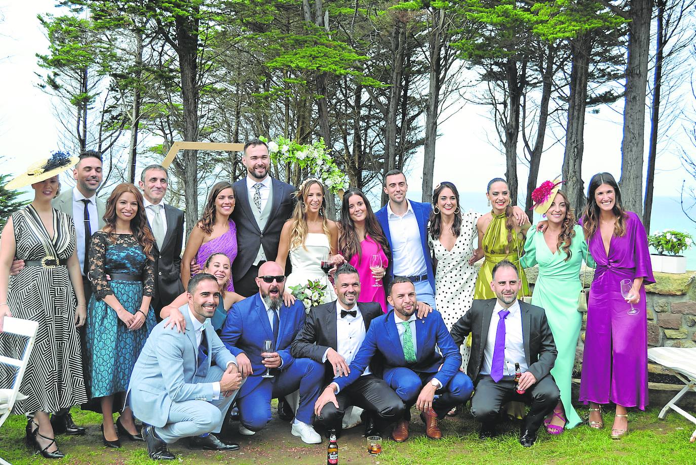 Gloria Rueda y Fran Calzón celebraron su boda el pasado 8 de octubre en el restaurante El Remedio, en Ruiloba. En la fila de arriba y de izquierda a derecha: Verónica Llera, Andrés Fernández, María Lamadrid, Cami Castañeda, Sara López, los novios, Sonia Díaz, Vicent Moog, Coral Gine, Cristina Andrés, Rocío Bas y Zara García. Abajo: Fran Baldeón, Sara Aguirre, Alexis Arco, Manuel Celis, Carlos Aguilar y David Villar. 