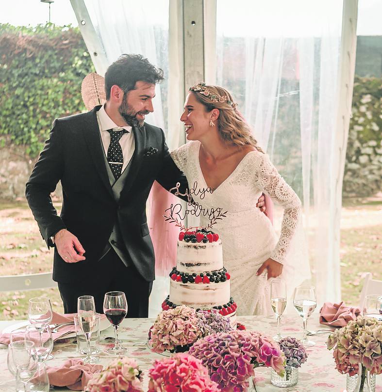 Lidya Gutiérrez y Rodrigo Mazón celebraron su boda en Los Corrales de Buelna el pasado 16 de julio. Para su día eligieron una de las tartas de frutos del bosque de Pilar Llera. Además, la novia recuerda que la mañana de la boda no encontraba sus votos para la ceremonia. «Revolucioné a toda la familia para encontrarlos y al final los tenía mi madre guardados a buen recaudo». 