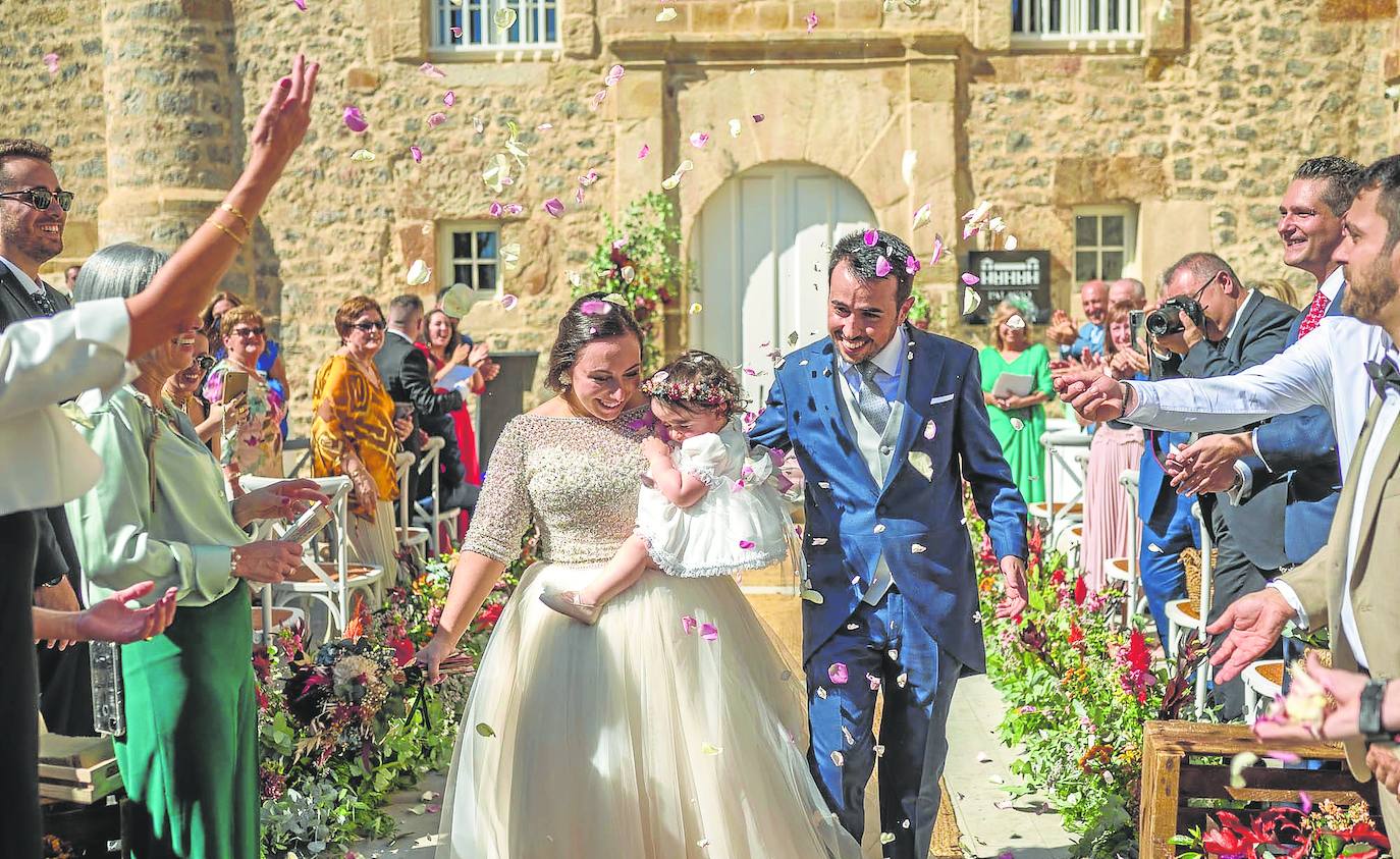 Andrea Solana y Óscar Vadillo se casaron en Hoznayo el pasado 1 de octubre. Su hija Martina, de año y medio, llevó las arras convirtiéndose en el centro de todas las miradas. Todos los invitados disfrutaron subiéndose a un toro mecánico, incluida la madre de Andrea, y de los fuegos artificiales por la noche. «Fue un día inolvidable para nosotros y para todos nuestros invitados».