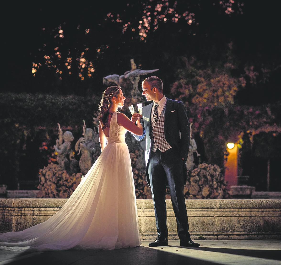 Laura Ruiz y José Luis Ruiz se casaron en Santander el pasado 17 de septiembre. Los novios recuerdan que unos amigos les regalaron unos conejos que se quedaron por el jardín del restaurante durante la fiesta. 