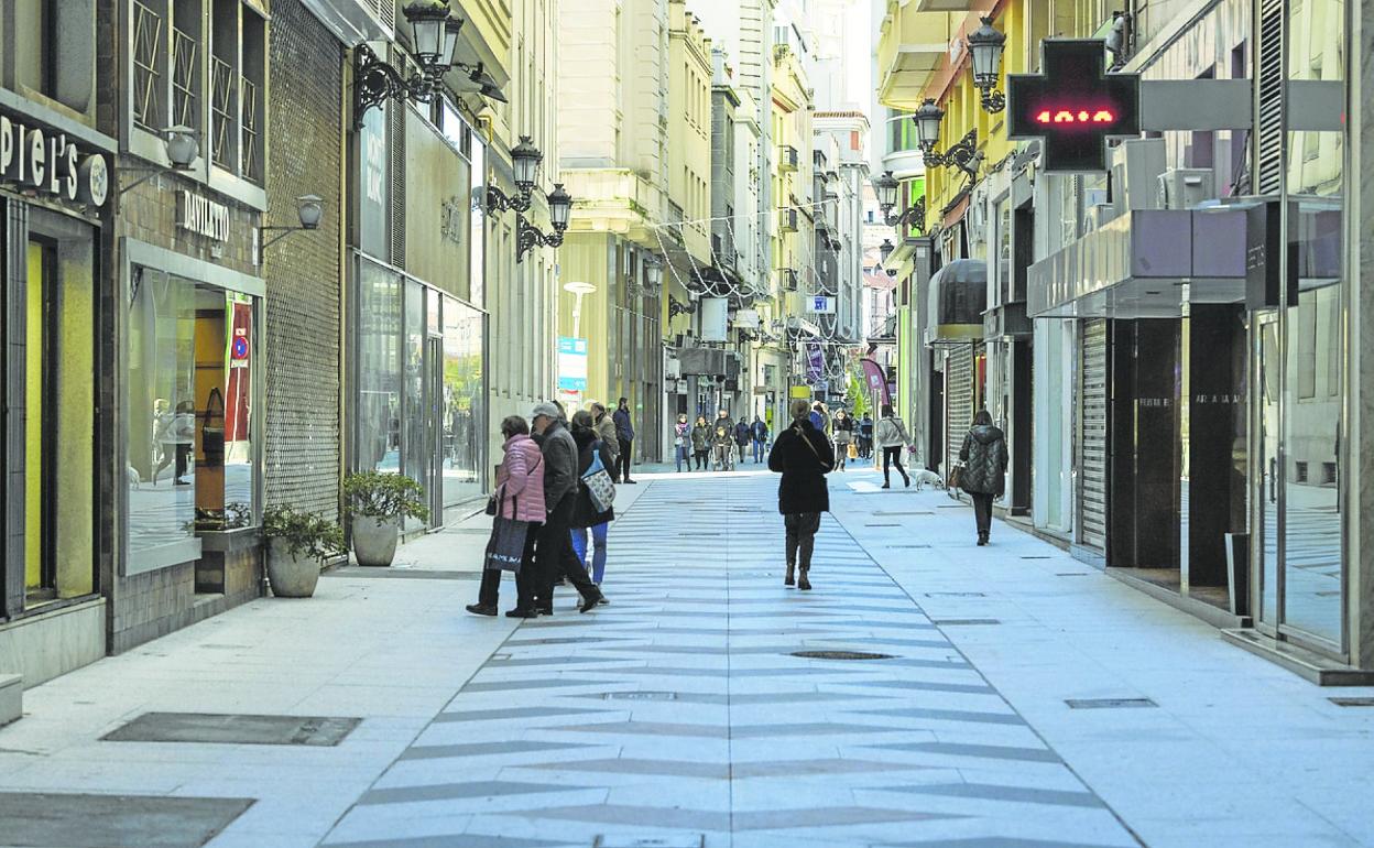 Vecinos de Santander pasean ayer por el tramo de la calle San Francisco ya renovado. 