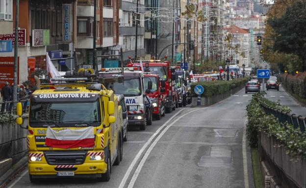 Manifestación de grúas por Santander.