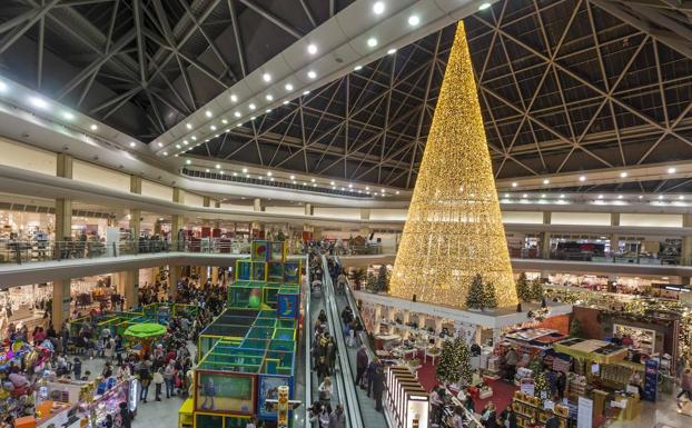 El centro comercial recibe ya a cientos de usuarios, que acuden a realizar sus compras navideñas.