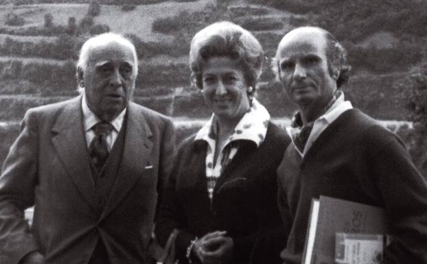 En la foto, Matilde Camus con José Mª de Cossío y Julio de Pablo en LaCasona de Tudanca.