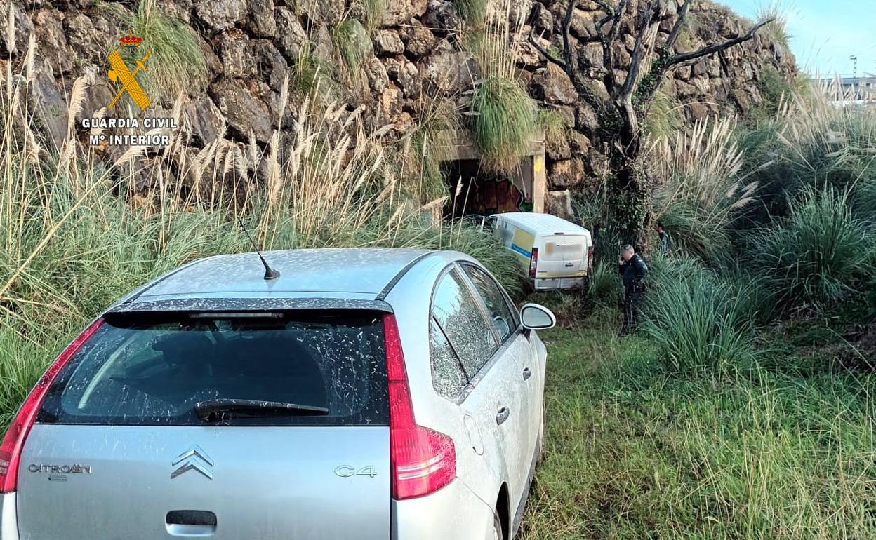 Al fondo, la furgoneta robada. En primer término, el coche al que estaban pasando el material.