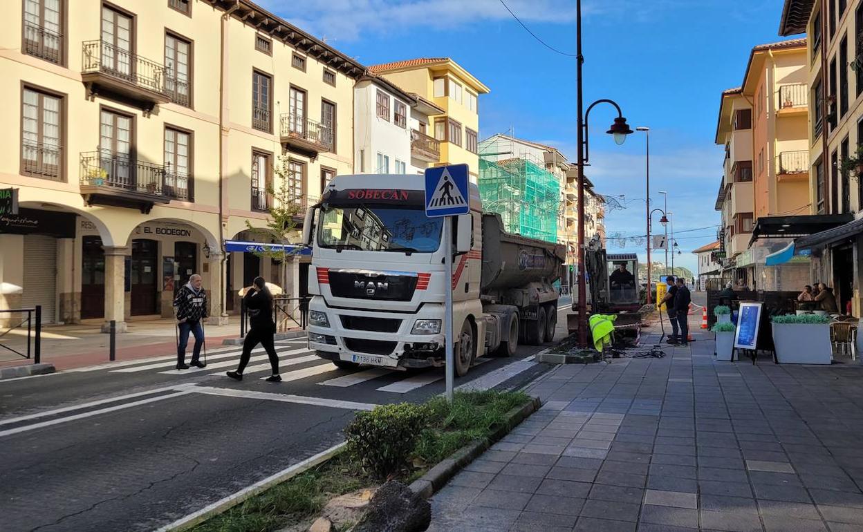 Unos peatones cruzan la travesía de San Vicente en la zona en la que se ejecutan los trabajos. 