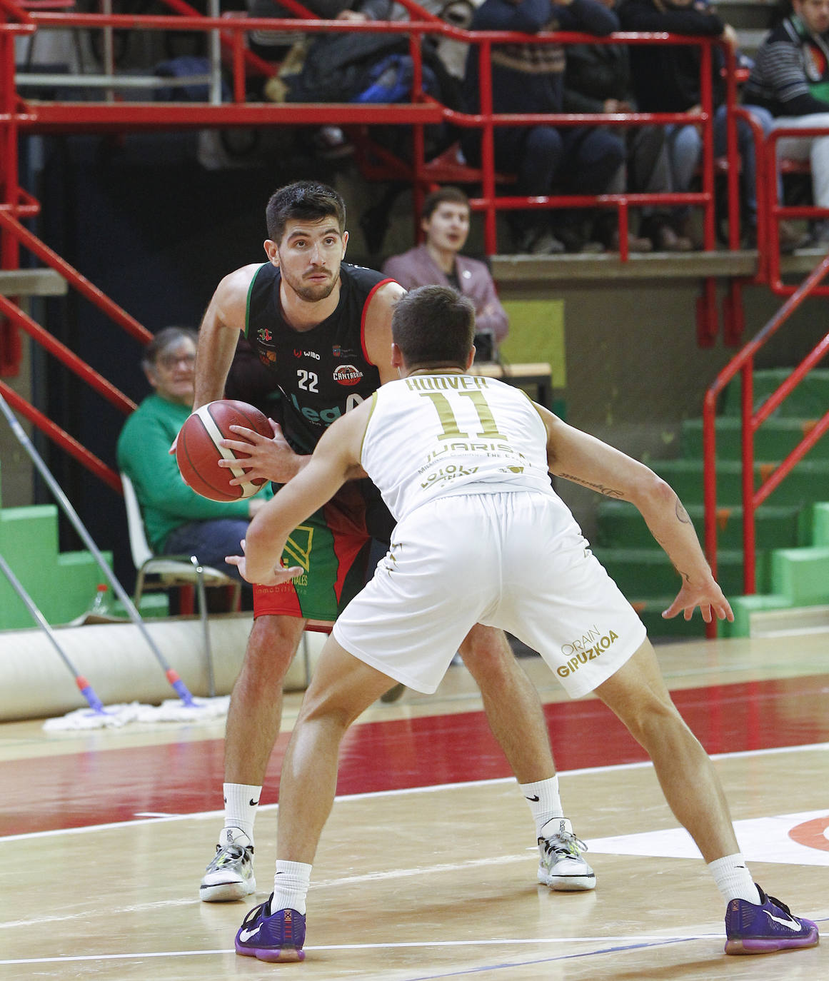 Fotos: Las imágenes del partido de baloncesto entre el Alega y el Juaristi