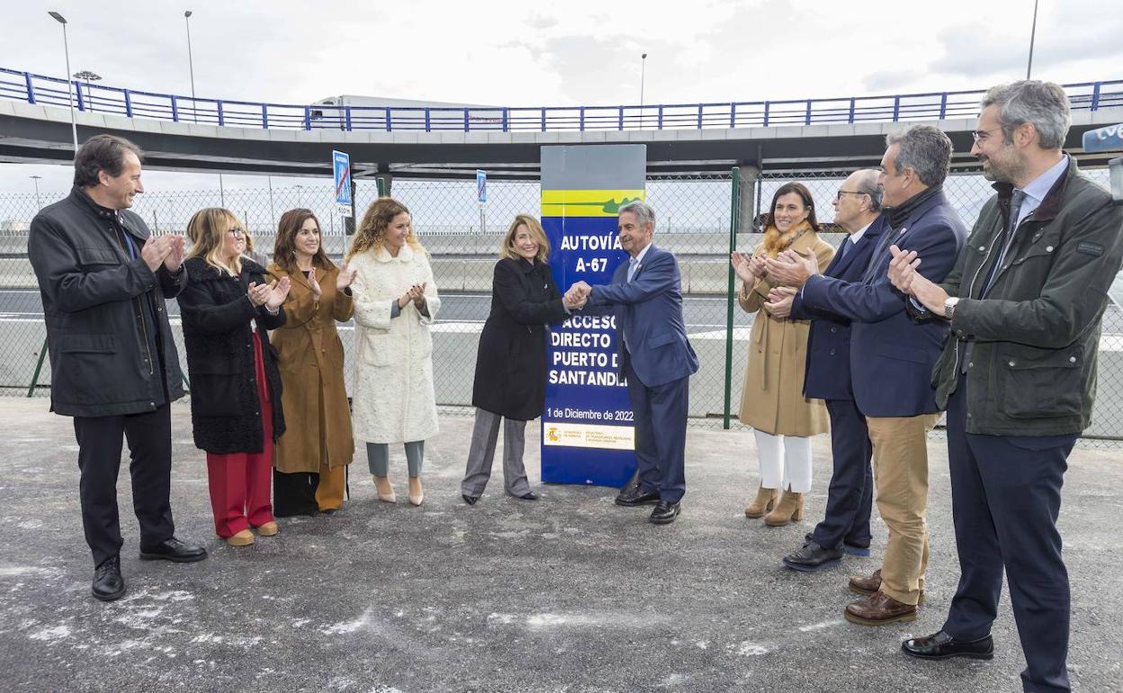 La ministra Raquel Sánchez y el presidente de Cantabria Miguel Ángel Revilla, en Santander junto a otras autoridades..