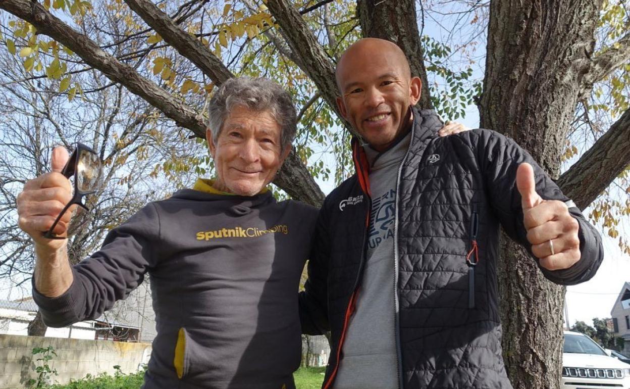 Kazuya Hiraide junto a Carlos Soria en las Jornadas de la Montaña de Moralzarzal.