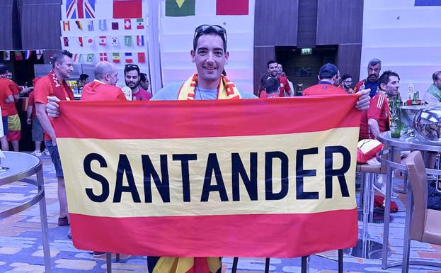 Santander por bandera. En la peña Marea Roja Fans se juntaron aficionados de toda España para animar a la selección.