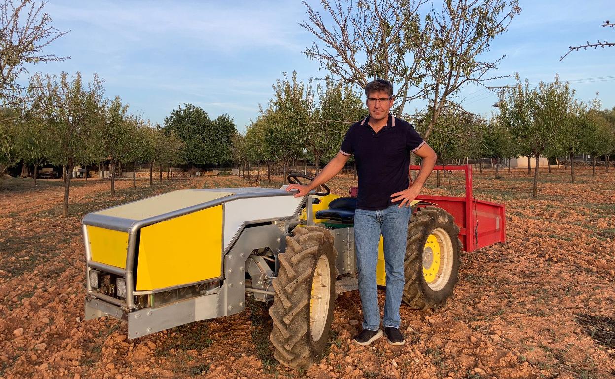 Miguel Ordinas, con su tractor eléctrico, en la explotación familiar de almendros en Mallorca. 