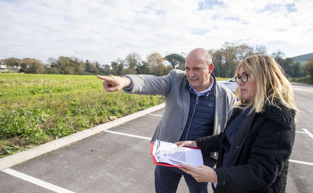 El alcalde de Santillana, Ángel Rodríguez, y la consejera de Vivienda, Eugenia Gómez de Diego, en la parcela donde se construirán las viviendas. 