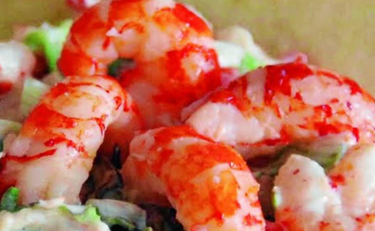 Ensalada de patatas, anchoas y cangrejo.