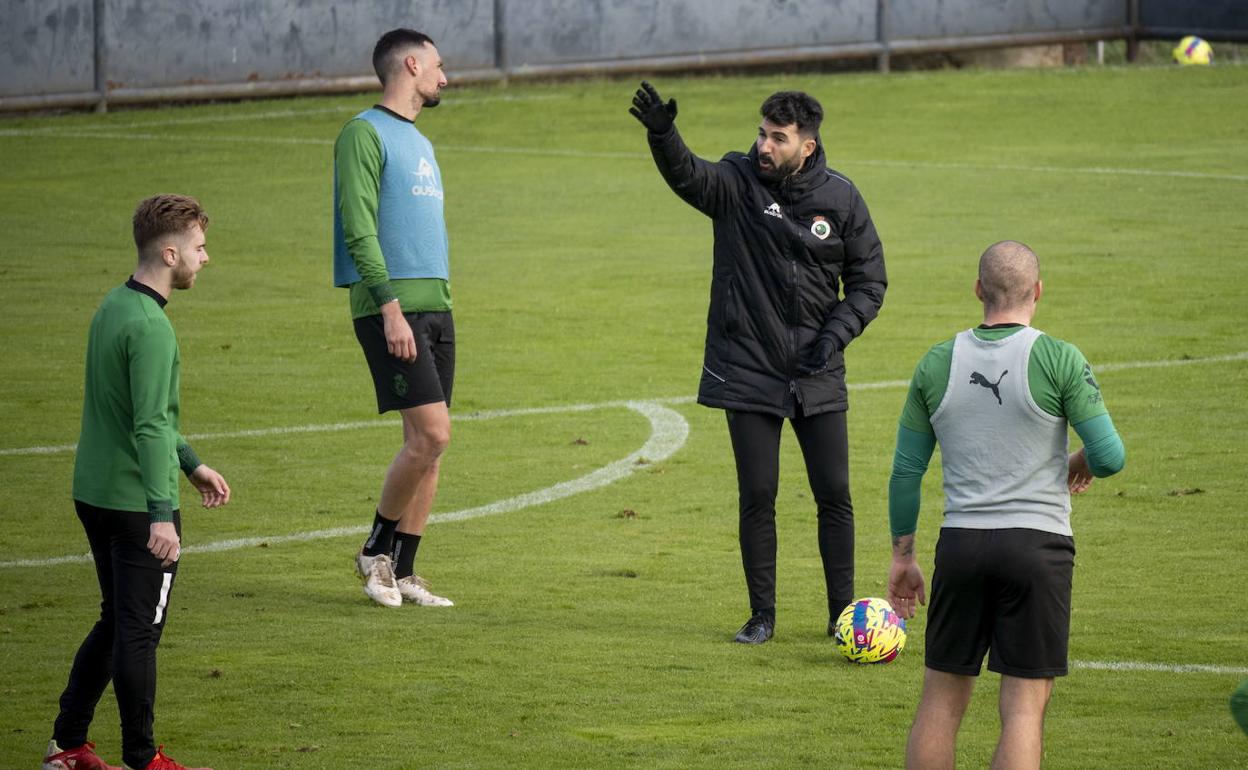 Guillermo Fernández Romo da indicaciones a Pol Moreno y Pombo, de espaldas, durante un entrenamiento en las Instalaciones Nando Yosu de La Albericia. 