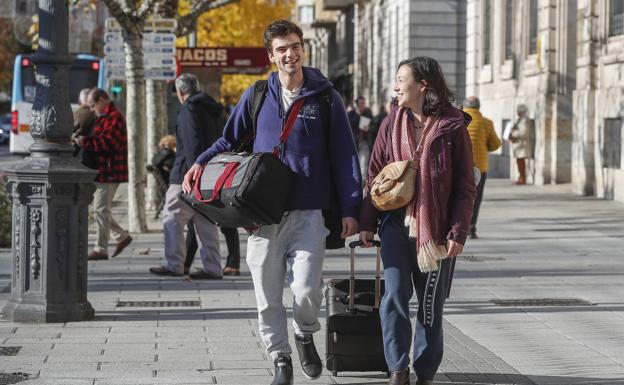 Imagen principal - Arriba, los estadounidenses Peter Heckendorn y Kate Immergluck: «Cuando tenía 10 años vine muchas veces y conozco la ciudad un poco. Vivíamos en Somo y tengo muchos recuerdos buenos de la playa y de los partidos de fútbol». Debajo, las madrileñas Loli Corroto, María Royano y Alba Royano«Venimos a pasear, a disfrutar de la comida y, si sigue así, del buen tiempo, que ya nos lo conocemos: salimos a la calle con capas como cebollas». Sobre estas líneas, también procedentes de Madrid, han venido Paolo Di Nunzio y Begoña Hernández «a disfrutar de la bahía, el mar, las montañas que se veían nevadas estos días... Es la tranquilidad de una ciudad pequeña».