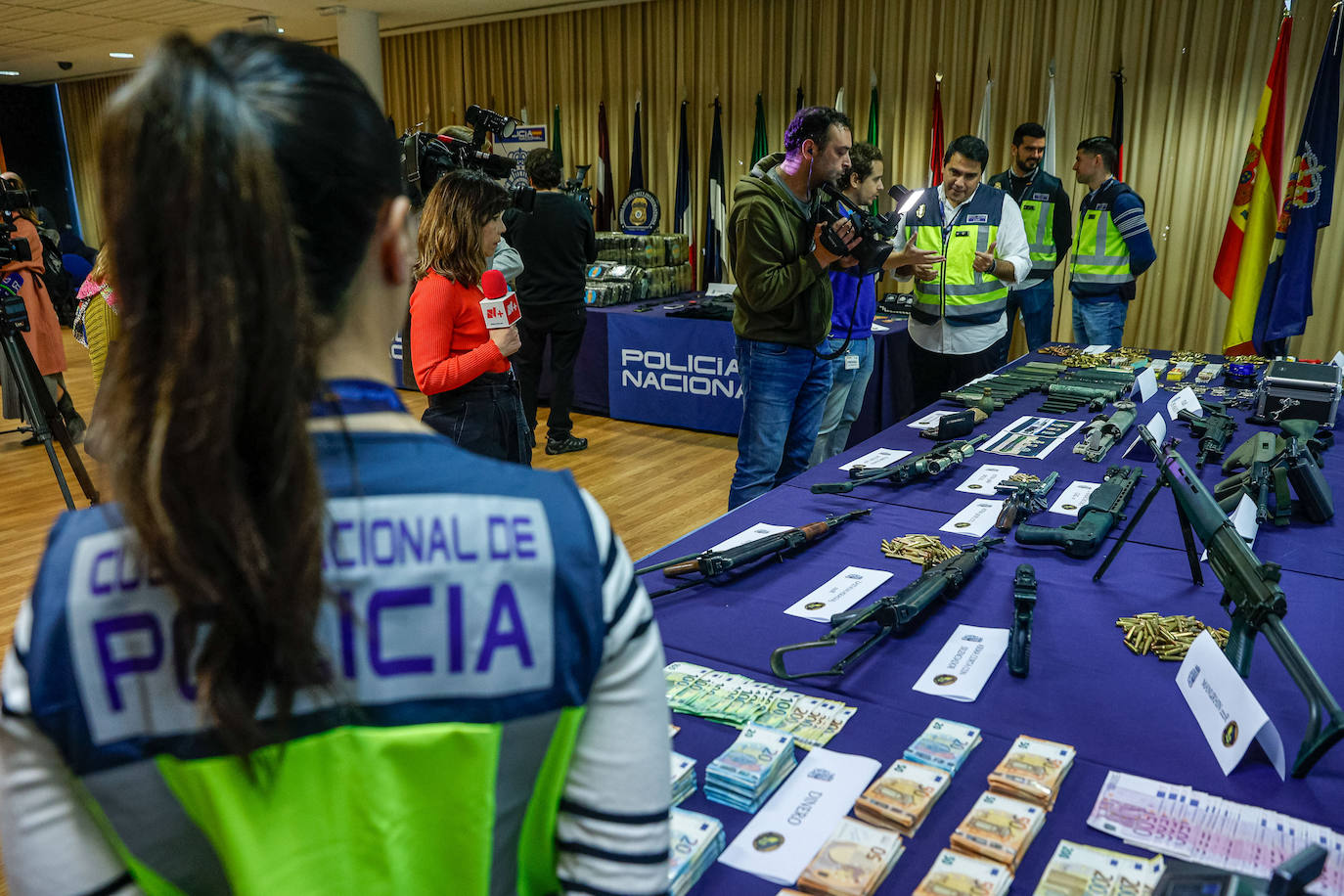 La Policía encontró armas de todo tipo, incluidos fusiles y un lanzacohetes.