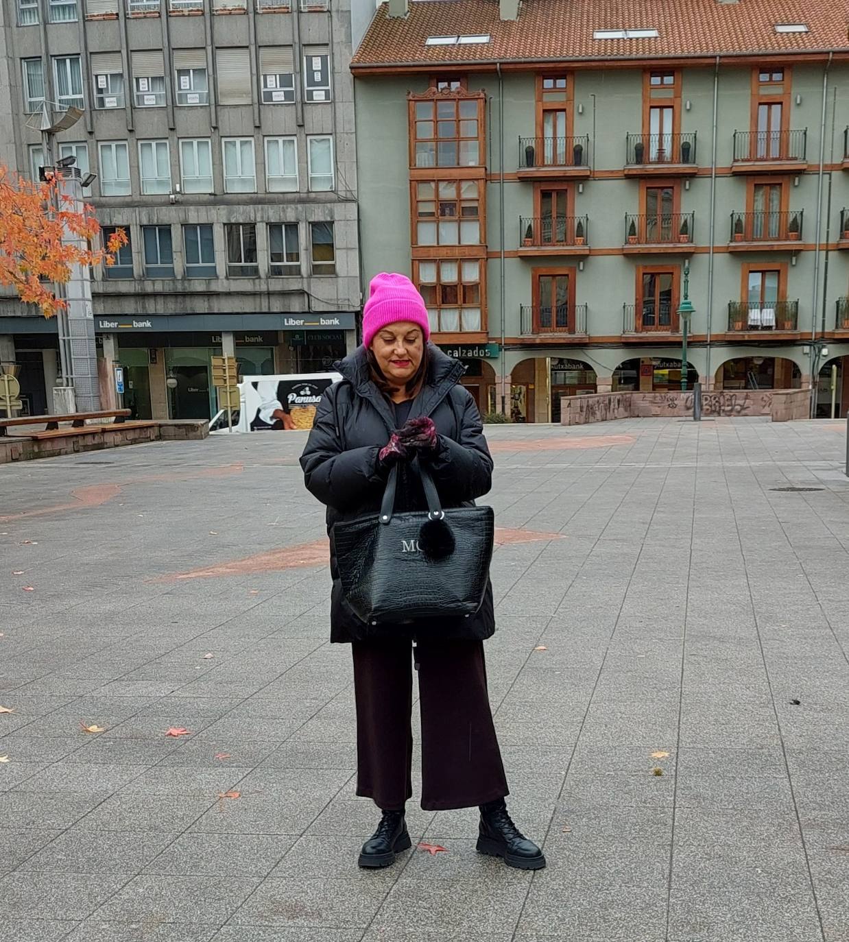 Inmersos ya en pleno otoño por fechas, pero hasta hace relativamente poco con unas temperaturas muy agradables, todos ya hemos hecho el cambio de armario. Creo que no recuerdo un año en que lo retrasásemos tanto. Sombreros, turbantes, boinas, bufandas, guantes o gorros pasan a ser mis imprescindibles en esta época del año. En esta galería podéis varios de los looks que he llevado durante las últimas semanas. 