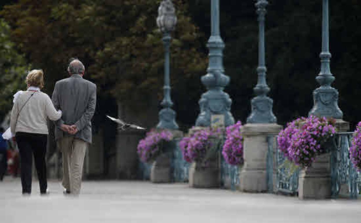 Una pareja de jubilados, paseando. 