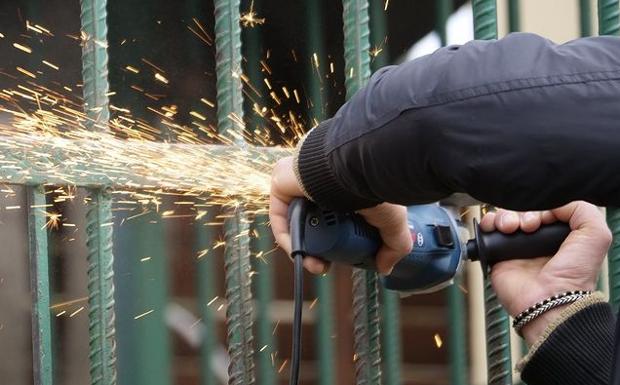 Imagen principal - Para sacarle de la jaula tuvieron que dormirle y, después, romer los barrotes con una rotaflex.