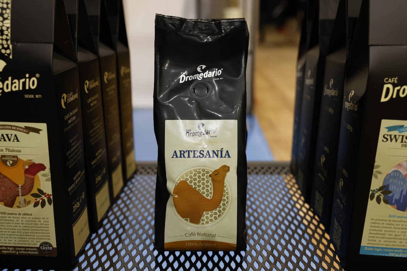 Café Dromedario artesano, elaborado con mezcla de cafés de distintos orígenes (Brasil, Colombia...) con receta secreta. Precio: 5,40 euros el paquete de 250 gramos.