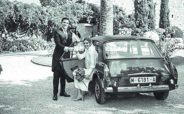 Imagen. Itziar Castillo y Daniel Peral contrajeron matrimonio en la iglesia de San Lorenzo de Periedo el pasado 22 de octubre. Eligieron el mismo MG que habían utilizado los padres del novio, Begoña y Domingo, casi 50 años antes.