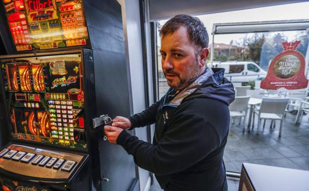 Alfonso del Barrio, en la cafetería Ateka, que regenta en Monte. Allí le robaron en las máquinas tragaperras.