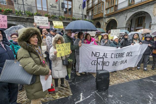 Familiares y vecinos de Castro se han concentrado bajo la lluvia este sábado