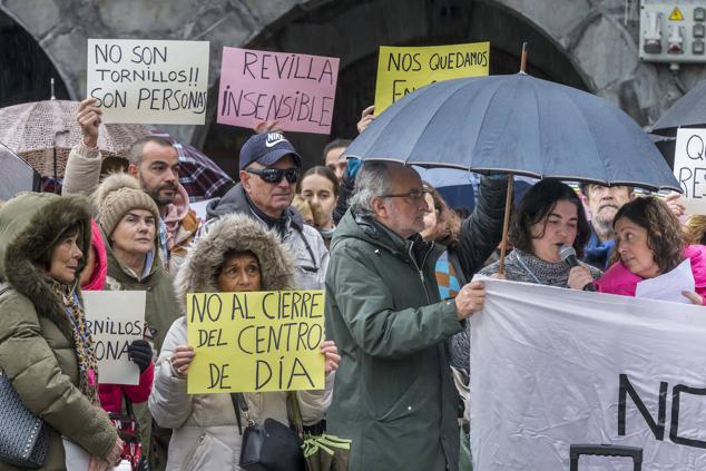 Familiares y vecinos de Castro se han concentrado bajo la lluvia este sábado