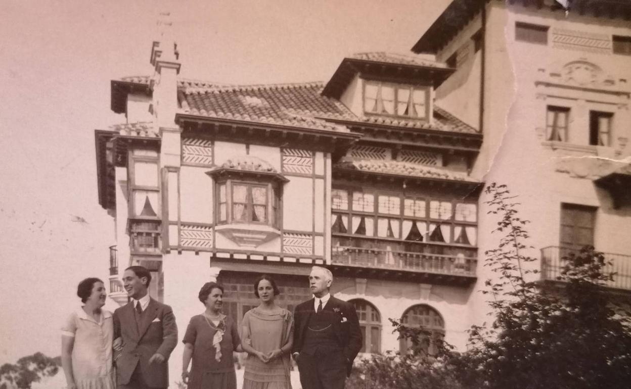 Quinta Tijero en 1926. Leonor Sordo Noriega, Cándido Arreola, Mª Antonia Noriega, Carmen Ibargüen de Tijero y Cándido Arreola (padre).