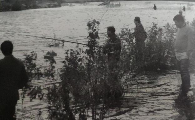 Imagen principal - Arriba, pescadores en el río Asón. Abajo, un participantes en el master de campeones de pesca de salmón, que se celebró en aguas del Asón en el 96. Y Bautista González posa el campanu del Asón en 1992.