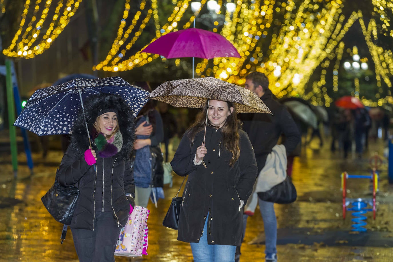 La iluminación de los 154 árboles de la calle es una de las novedades del año y alumbrarán las fiestas con 250.000 puntos de luces LED.