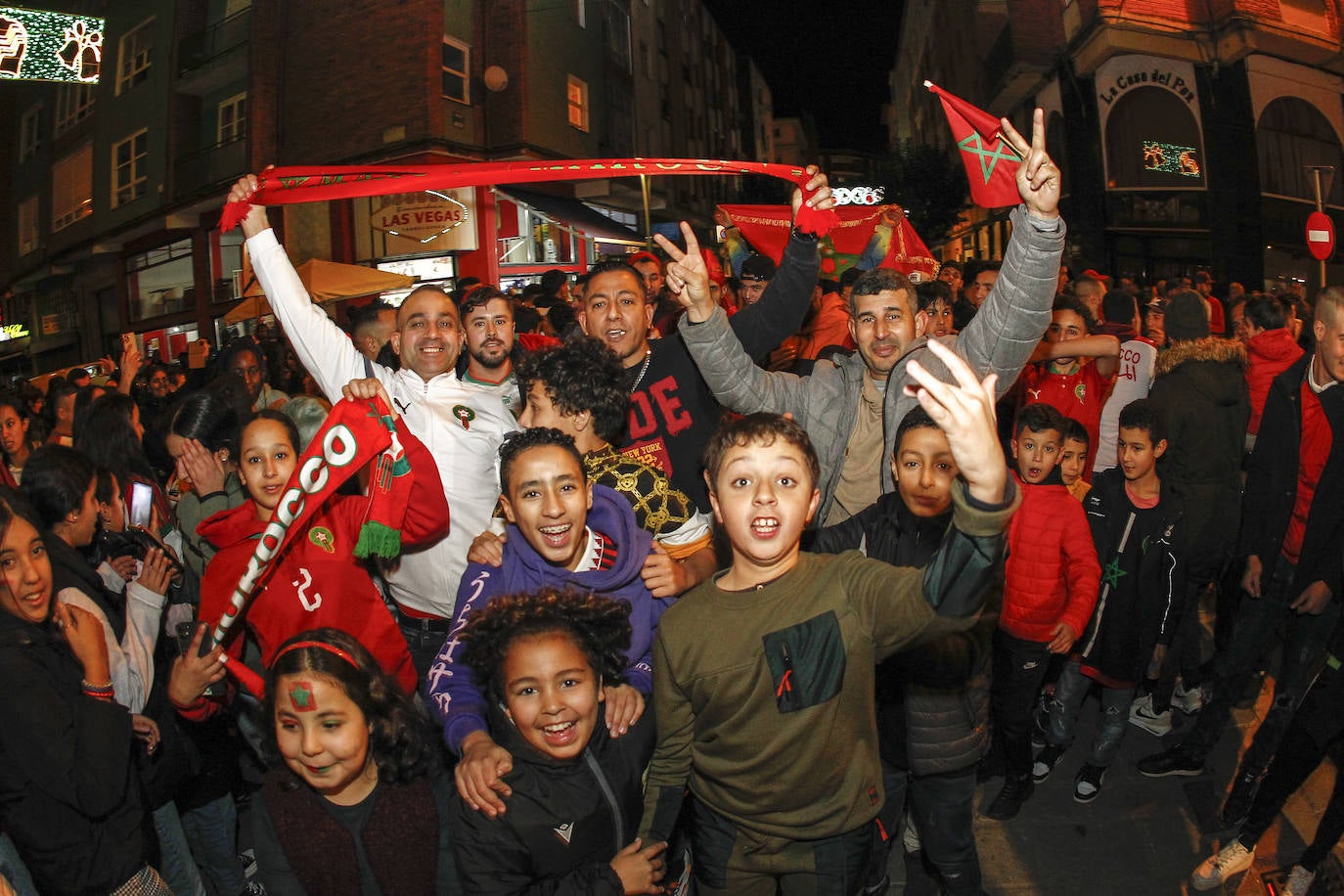 Fotos: La colonia marroquí celebra en Torrelavega el pase a semifinales