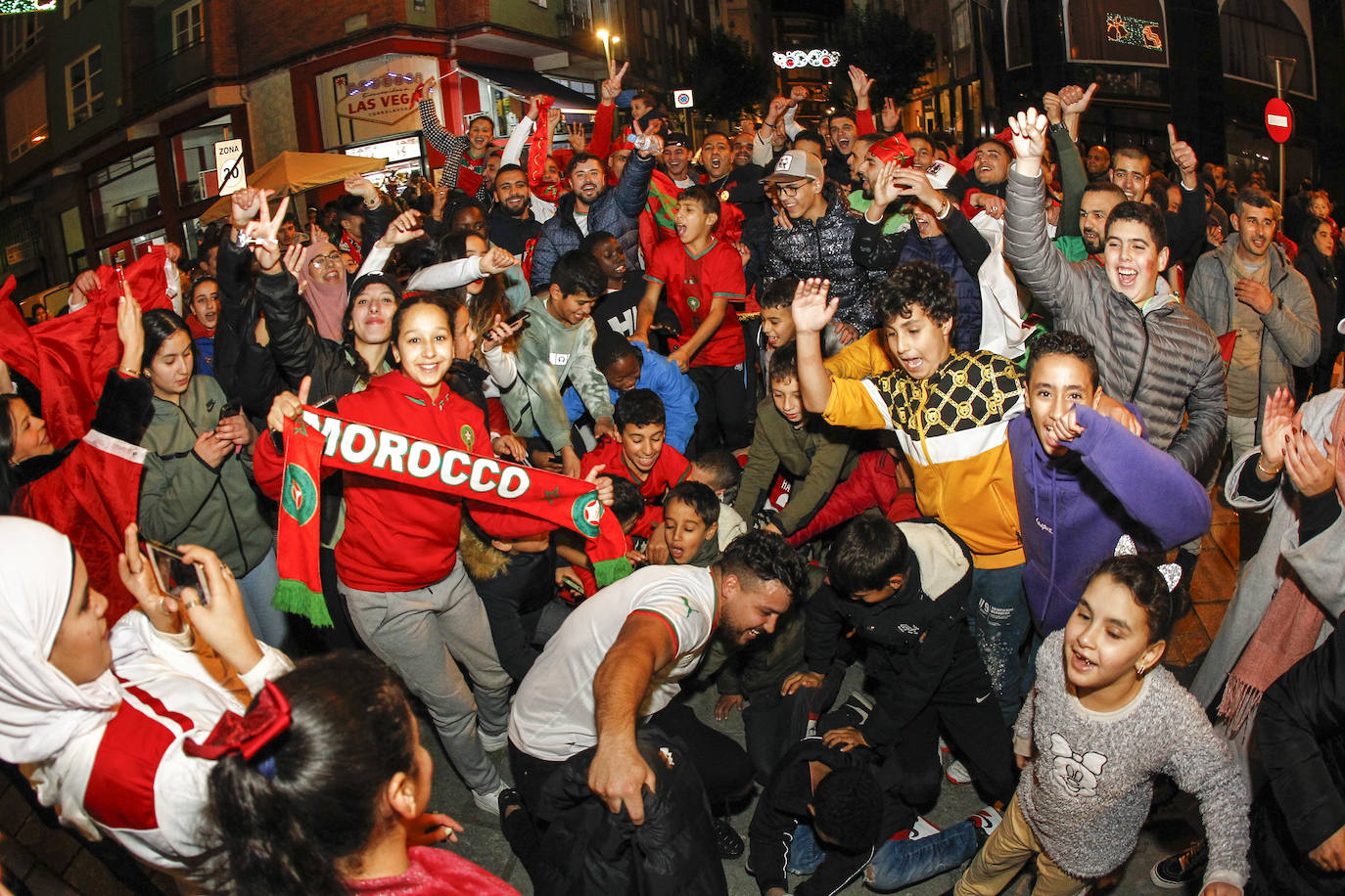 Fotos: La colonia marroquí celebra en Torrelavega el pase a semifinales