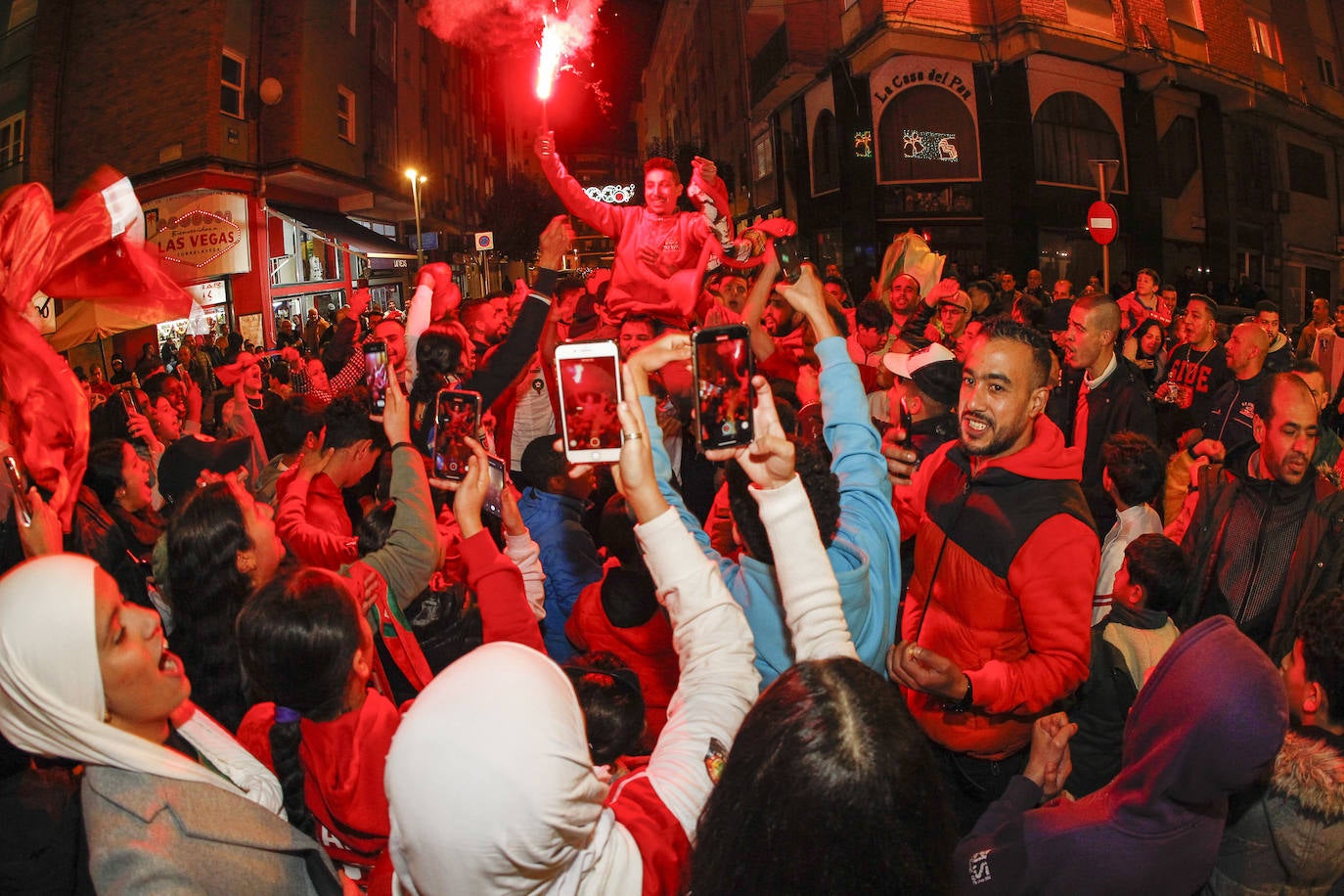 Fotos: La colonia marroquí celebra en Torrelavega el pase a semifinales