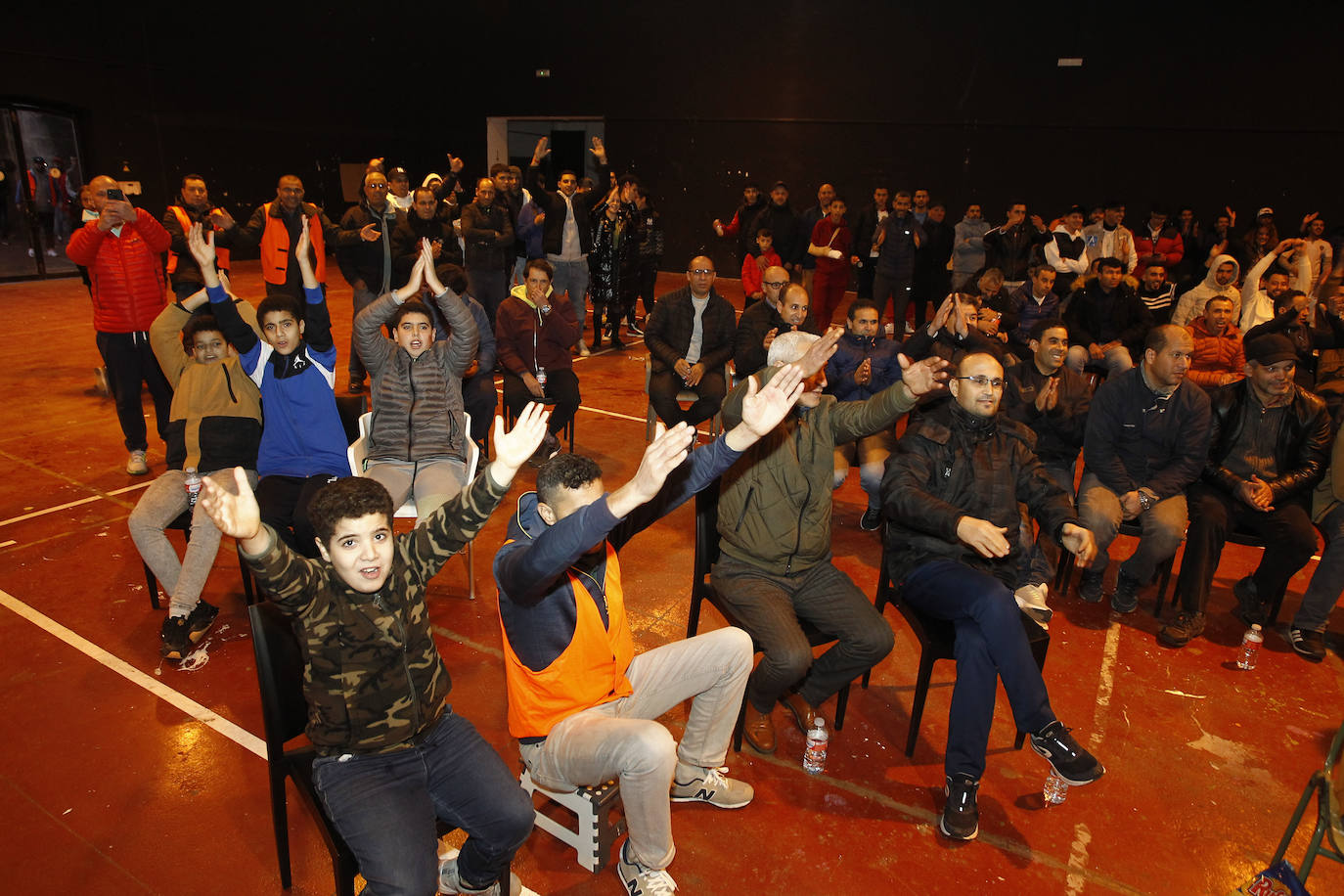 Fotos: La colonia marroquí celebra en Torrelavega el pase a semifinales